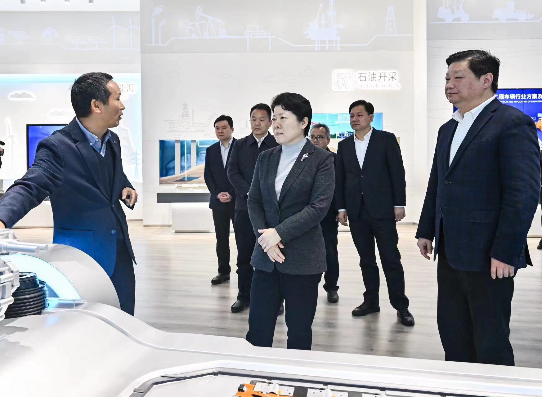 湖南省委常委、长沙市委书记吴桂英一行莅临88858cc永利电气长沙全球研发中心调研旅行